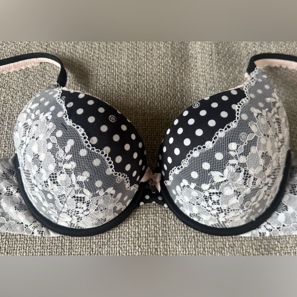2 Victoria's Secret Bras for a great price!🎁
Each $10, both $18 - Picture 2 of 16